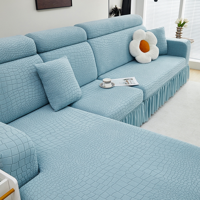 91家纺网 家纺一手货源 找家纺 丝绮鹿 2025新款雕花绒水立方沙发套裙边款（贵妃图） 淡蓝