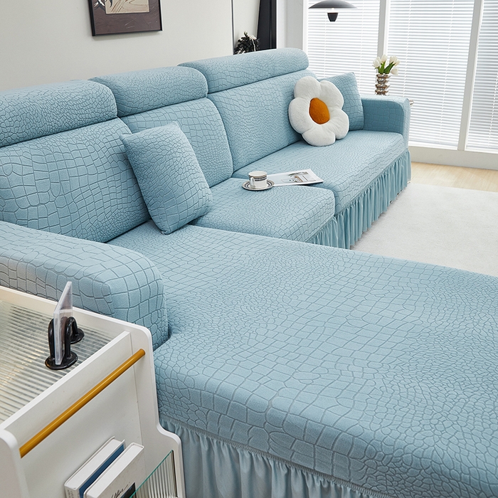 91家纺网 家纺一手货源 找家纺 丝绮鹿 2025新款雕花绒水立方沙发套裙边款（贵妃图） 淡蓝