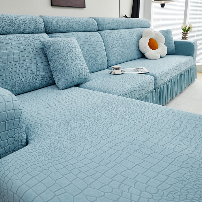 91家纺网 家纺一手货源 找家纺 丝绮鹿 2025新款雕花绒水立方沙发套裙边款（贵妃图） 淡蓝