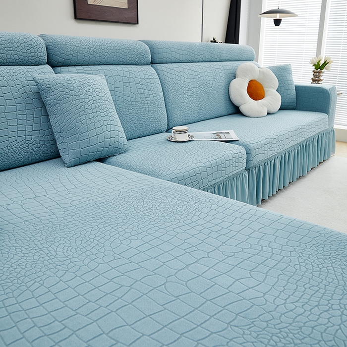 91家纺网 家纺一手货源 找家纺 丝绮鹿 2025新款雕花绒水立方沙发套裙边款（贵妃图） 淡蓝
