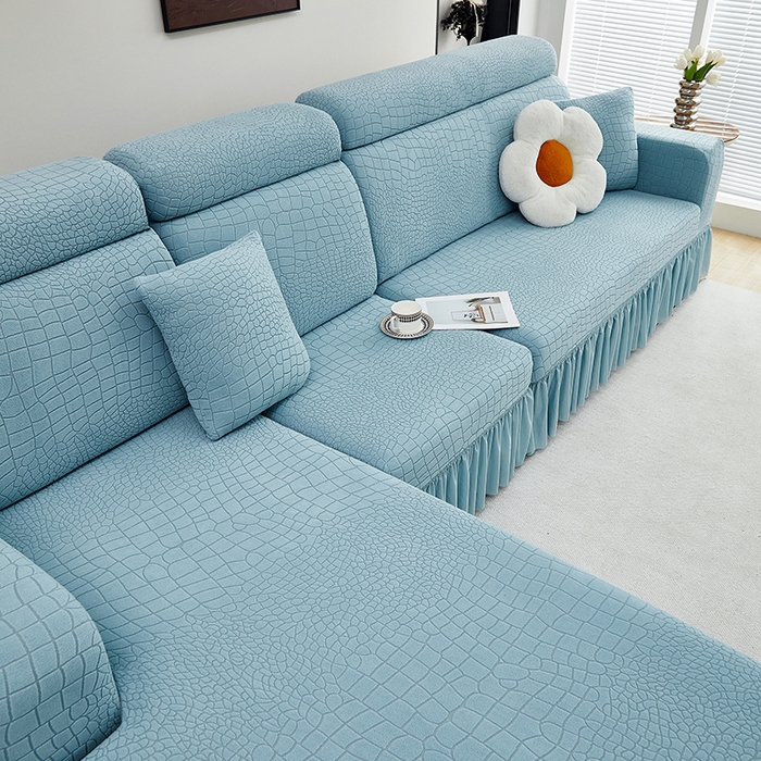 91家纺网 家纺一手货源 找家纺 丝绮鹿 2025新款雕花绒水立方沙发套裙边款（贵妃图） 淡蓝