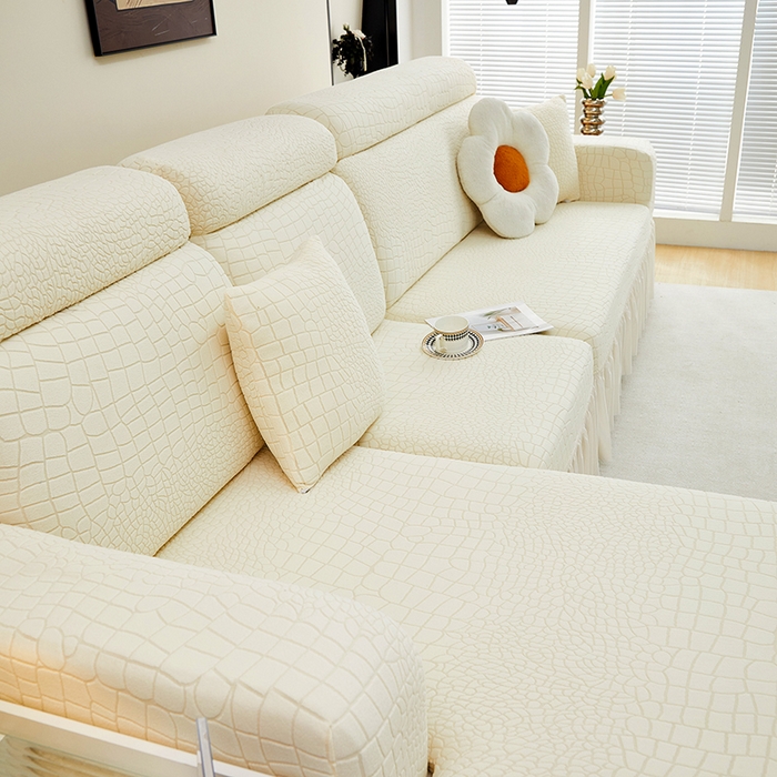 91家纺网 家纺一手货源 找家纺 丝绮鹿 2025新款雕花绒水立方沙发套裙边款（贵妃图） 米白