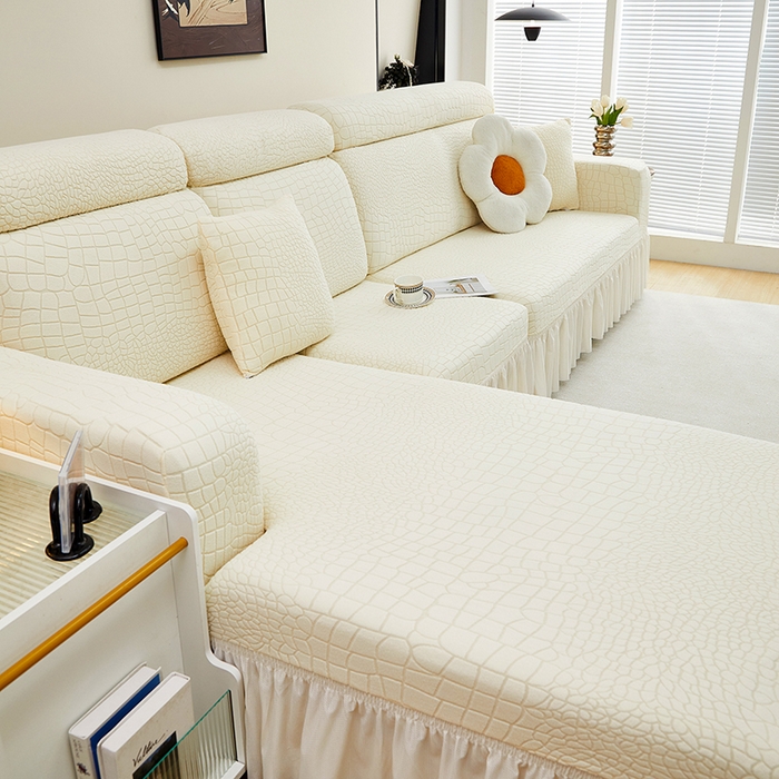 91家纺网 家纺一手货源 找家纺 丝绮鹿 2025新款雕花绒水立方沙发套裙边款（贵妃图） 米白