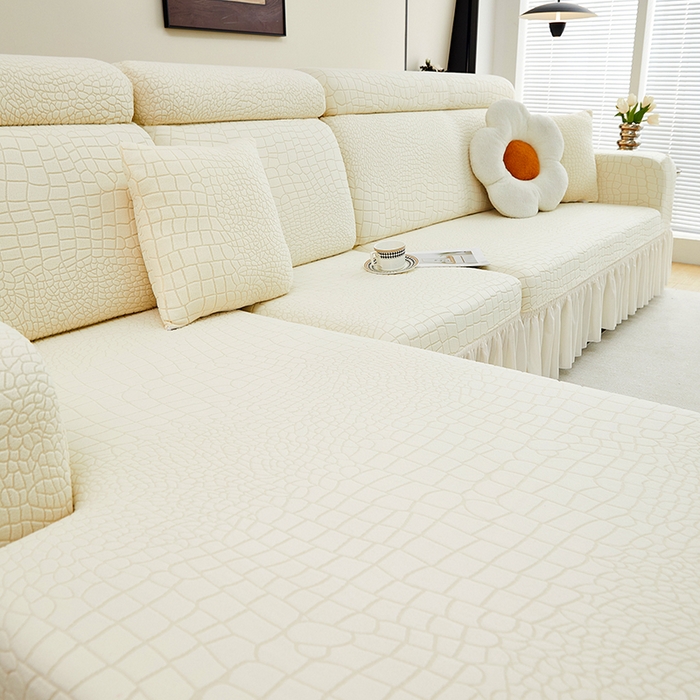 91家纺网 家纺一手货源 找家纺 丝绮鹿 2025新款雕花绒水立方沙发套裙边款（贵妃图） 米白