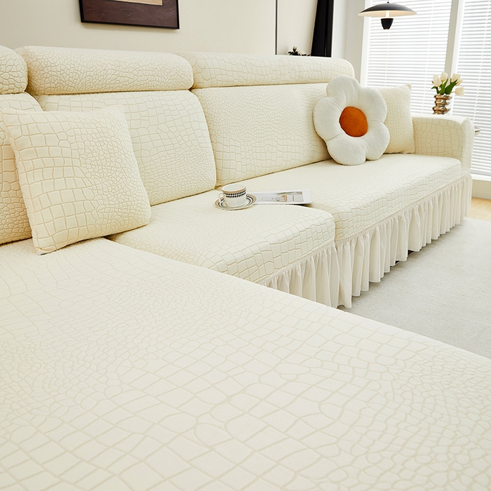 91家纺网 家纺一手货源 找家纺 丝绮鹿 2025新款雕花绒水立方沙发套裙边款（贵妃图） 米白