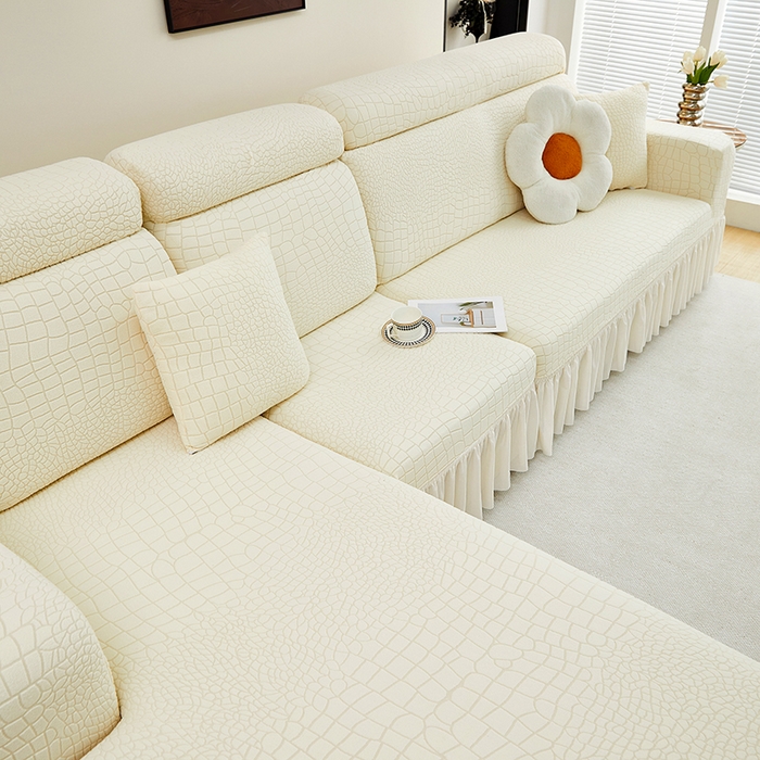 91家纺网 家纺一手货源 找家纺 丝绮鹿 2025新款雕花绒水立方沙发套裙边款（贵妃图） 米白