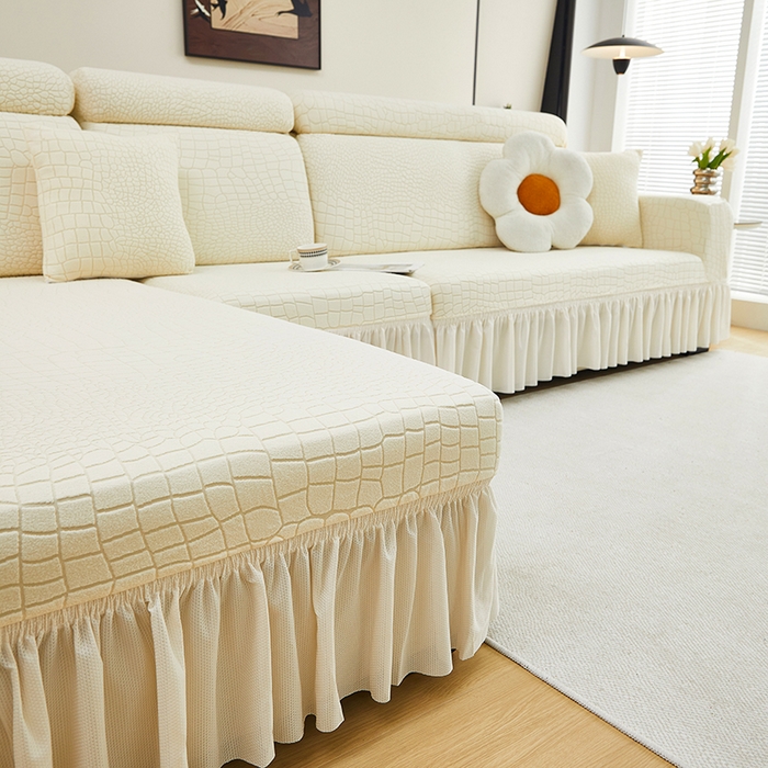 91家纺网 家纺一手货源 找家纺 丝绮鹿 2025新款雕花绒水立方沙发套裙边款（贵妃图） 米白