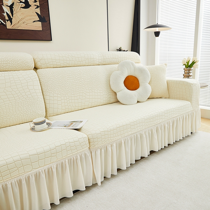 91家纺网 家纺一手货源 找家纺 丝绮鹿 2025新款雕花绒水立方沙发套裙边款（贵妃图） 米白