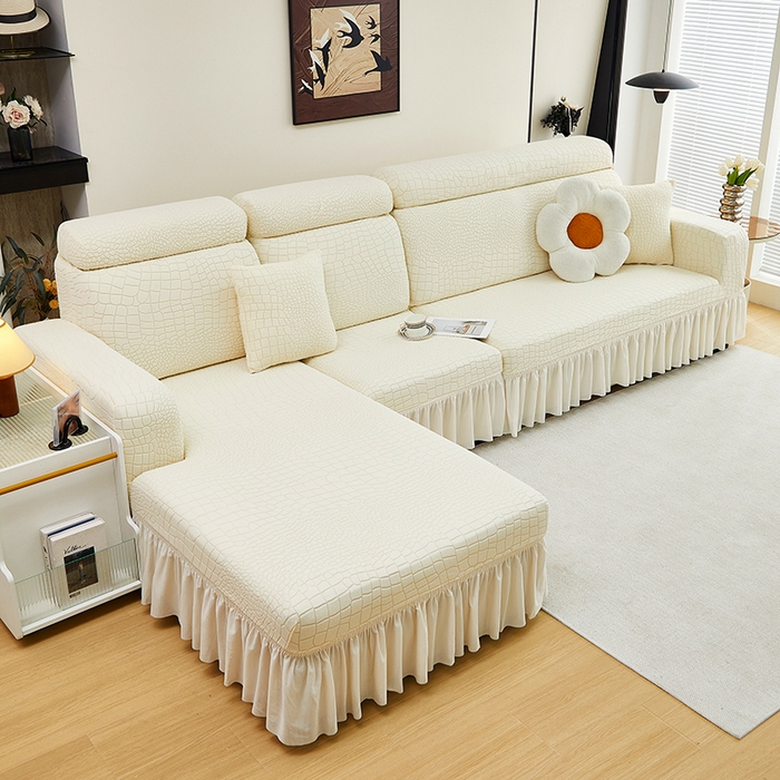 91家纺网 家纺一手货源 找家纺 丝绮鹿 2025新款雕花绒水立方沙发套裙边款（贵妃图） 米白