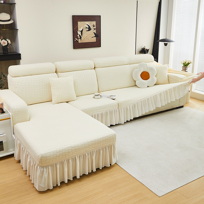 91家纺网 家纺一手货源 找家纺 丝绮鹿 2025新款雕花绒水立方沙发套裙边款（贵妃图） 米白