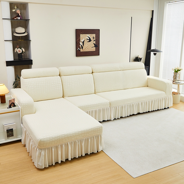 91家纺网 家纺一手货源 找家纺 丝绮鹿 2025新款雕花绒水立方沙发套裙边款（贵妃图） 米白