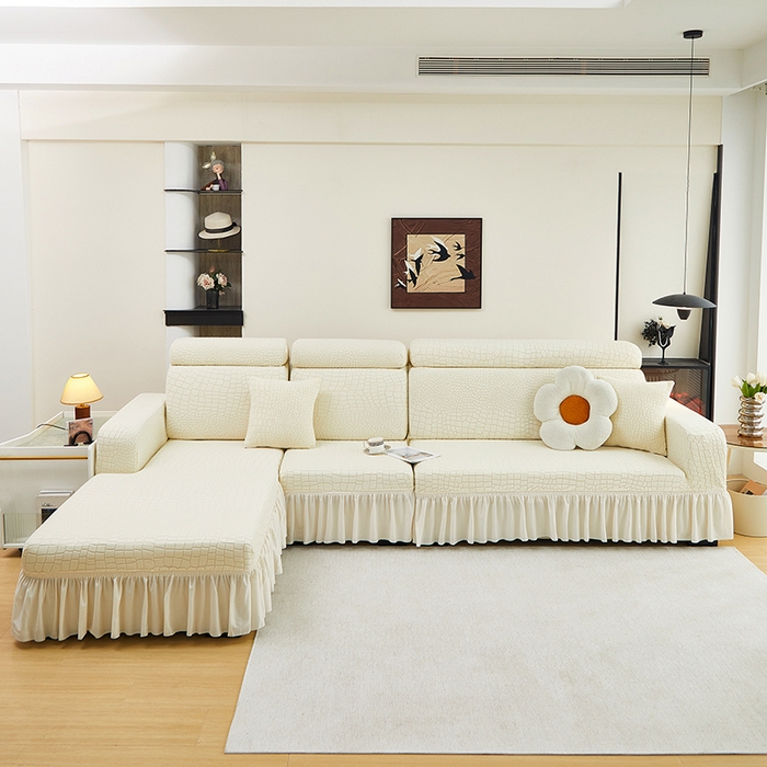 91家纺网 家纺一手货源 找家纺 丝绮鹿 2025新款雕花绒水立方沙发套裙边款（贵妃图） 米白
