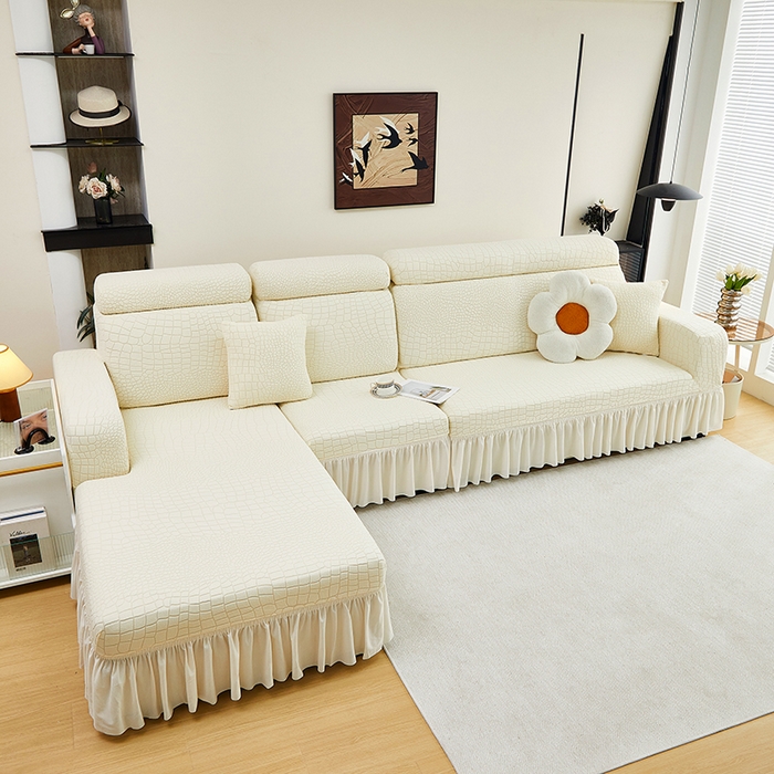 91家纺网 家纺一手货源 找家纺 丝绮鹿 2025新款雕花绒水立方沙发套裙边款（贵妃图） 米白