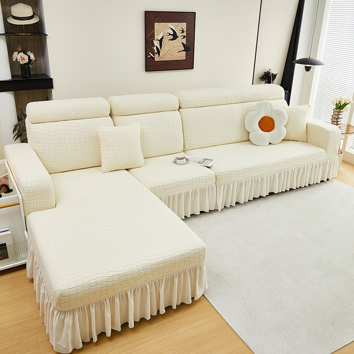 91家纺网 家纺一手货源 找家纺 丝绮鹿 2025新款雕花绒水立方沙发套裙边款（贵妃图） 米白