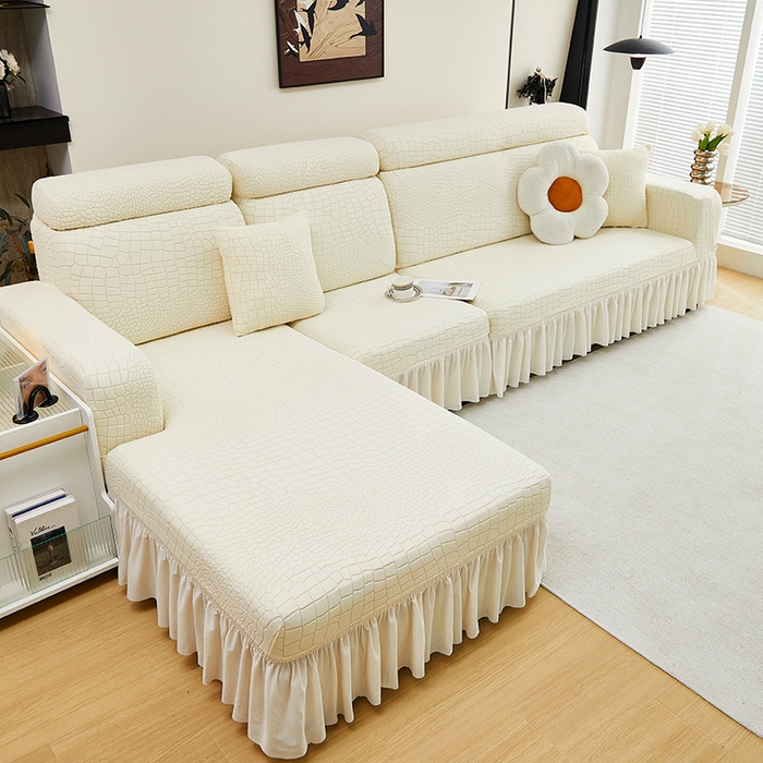 91家纺网 家纺一手货源 找家纺 丝绮鹿 2025新款雕花绒水立方沙发套裙边款（贵妃图） 米白