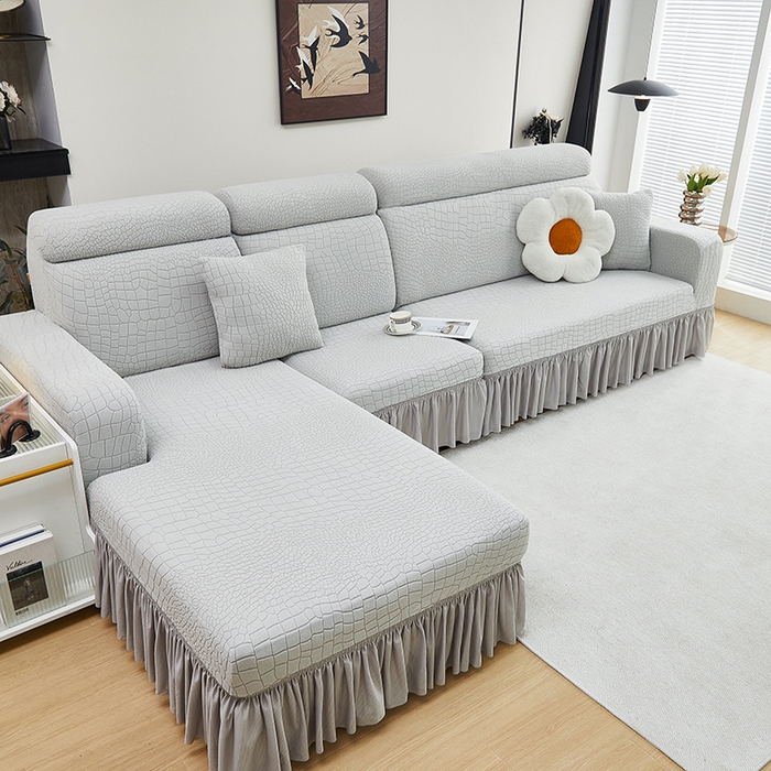 91家纺网 家纺一手货源 找家纺 丝绮鹿 2025新款雕花绒水立方沙发套裙边款（贵妃图） 浅灰