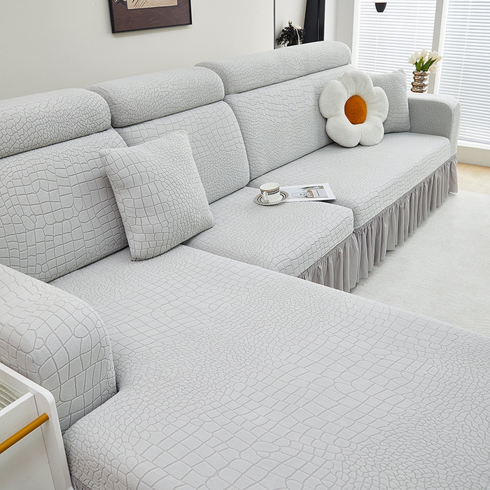 91家纺网 家纺一手货源 找家纺 丝绮鹿 2025新款雕花绒水立方沙发套裙边款（贵妃图） 浅灰