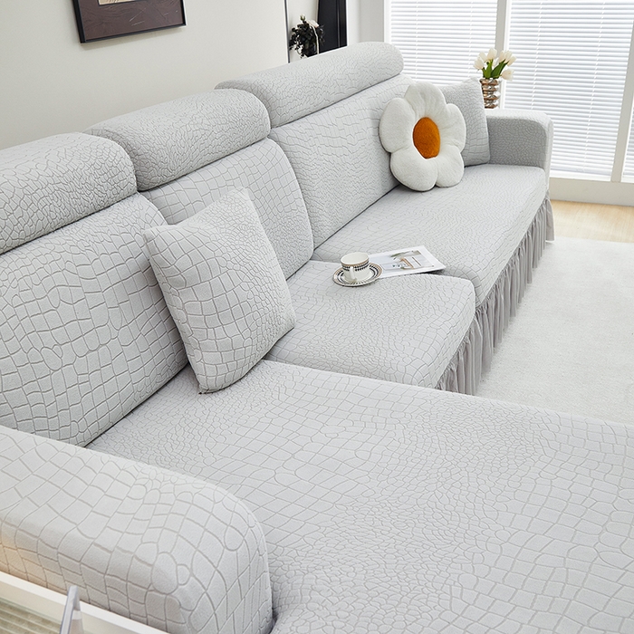 91家纺网 家纺一手货源 找家纺 丝绮鹿 2025新款雕花绒水立方沙发套裙边款（贵妃图） 浅灰