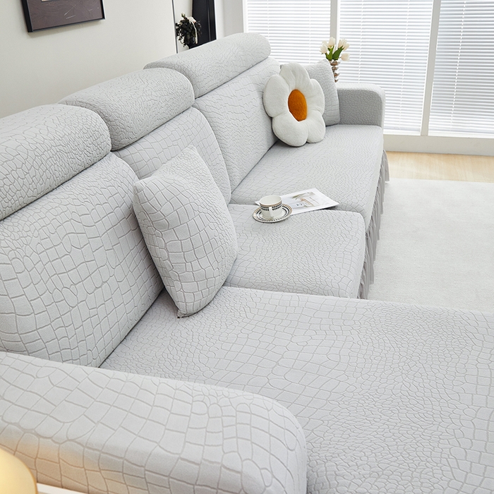 91家纺网 家纺一手货源 找家纺 丝绮鹿 2025新款雕花绒水立方沙发套裙边款（贵妃图） 浅灰