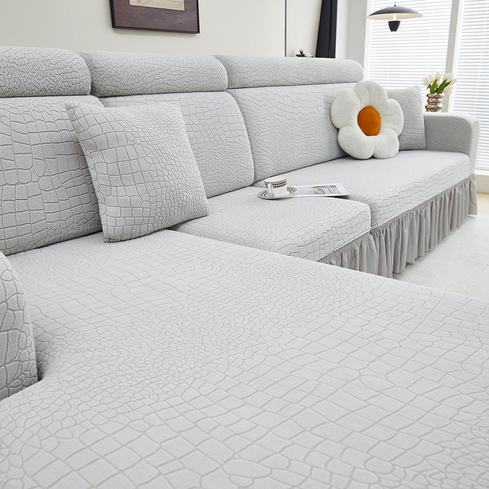 91家纺网 家纺一手货源 找家纺 丝绮鹿 2025新款雕花绒水立方沙发套裙边款（贵妃图） 浅灰