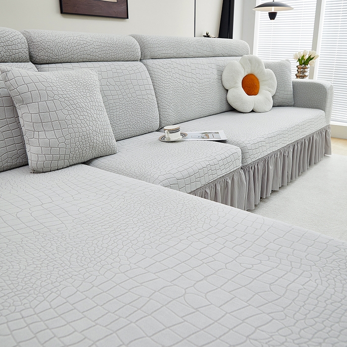 91家纺网 家纺一手货源 找家纺 丝绮鹿 2025新款雕花绒水立方沙发套裙边款（贵妃图） 浅灰