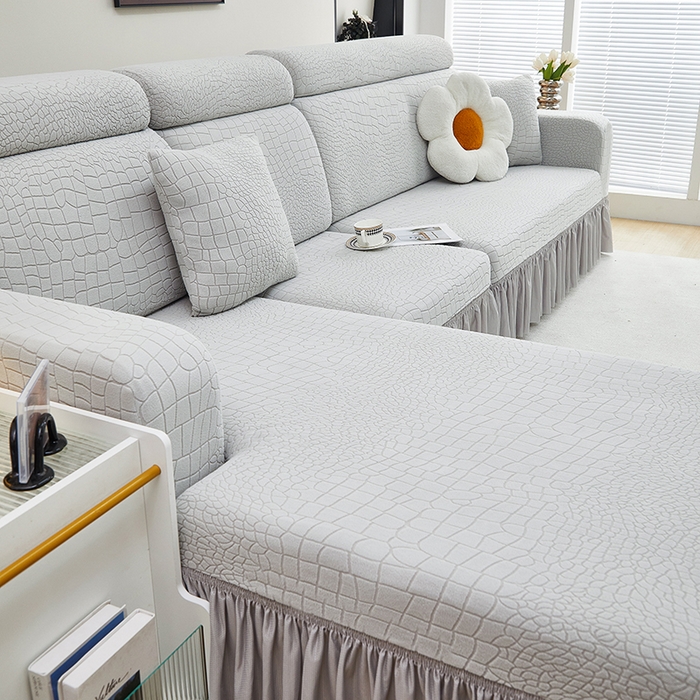 91家纺网 家纺一手货源 找家纺 丝绮鹿 2025新款雕花绒水立方沙发套裙边款（贵妃图） 浅灰