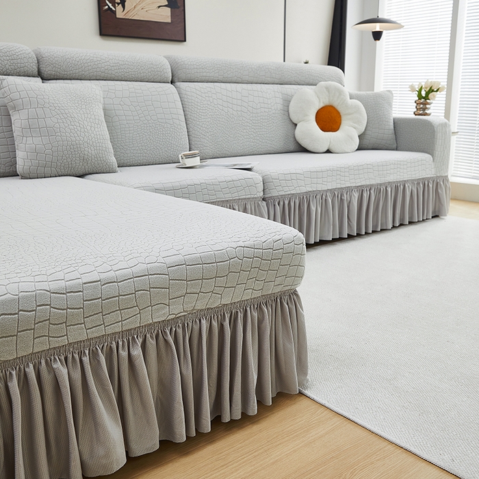 91家纺网 家纺一手货源 找家纺 丝绮鹿 2025新款雕花绒水立方沙发套裙边款（贵妃图） 浅灰