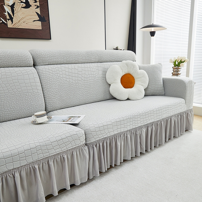 91家纺网 家纺一手货源 找家纺 丝绮鹿 2025新款雕花绒水立方沙发套裙边款（贵妃图） 浅灰