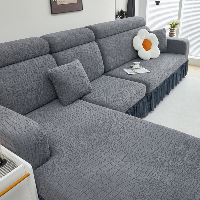 91家纺网 家纺一手货源 找家纺 丝绮鹿 2025新款雕花绒水立方沙发套裙边款（贵妃图） 深灰