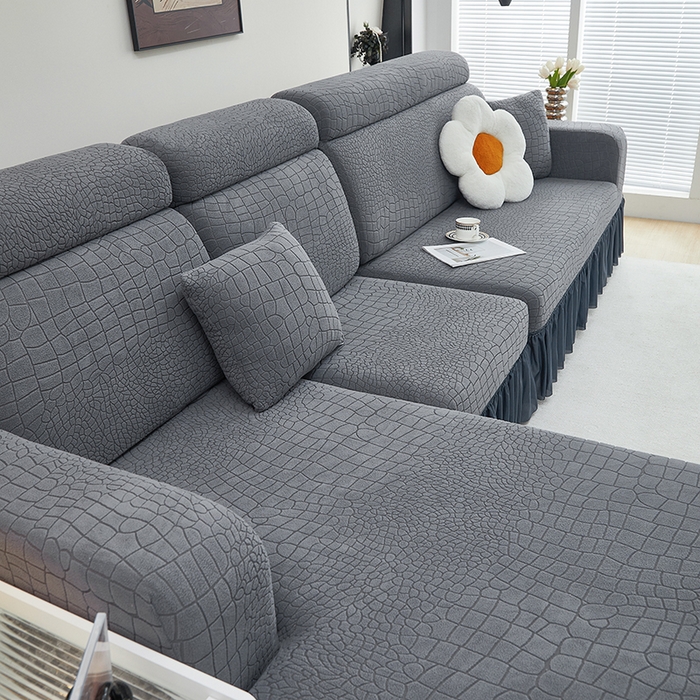 91家纺网 家纺一手货源 找家纺 丝绮鹿 2025新款雕花绒水立方沙发套裙边款（贵妃图） 深灰