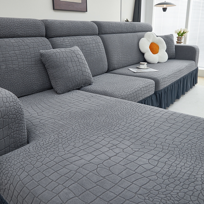 91家纺网 家纺一手货源 找家纺 丝绮鹿 2025新款雕花绒水立方沙发套裙边款（贵妃图） 深灰