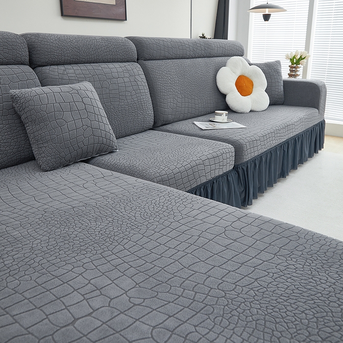 91家纺网 家纺一手货源 找家纺 丝绮鹿 2025新款雕花绒水立方沙发套裙边款（贵妃图） 深灰