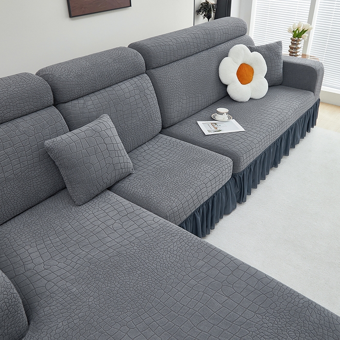 91家纺网 家纺一手货源 找家纺 丝绮鹿 2025新款雕花绒水立方沙发套裙边款（贵妃图） 深灰