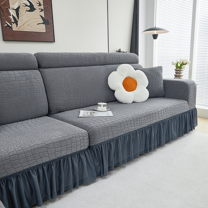 91家纺网 家纺一手货源 找家纺 丝绮鹿 2025新款雕花绒水立方沙发套裙边款（贵妃图） 深灰