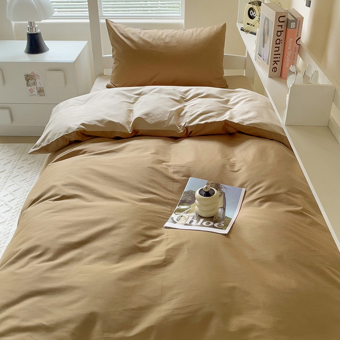 91家纺网 家纺一手货源 找家纺 泽西家纺+V17798841158发大图 2025新款A类全棉简约风大学生宿舍双拼纯色纯棉三件套 焦糖+卡其