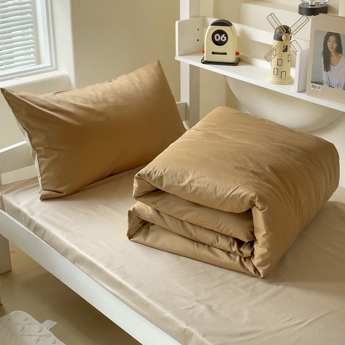 91家纺网 家纺一手货源 找家纺 泽西家纺+V17798841158发大图 2025新款A类全棉简约风大学生宿舍双拼纯色纯棉三件套 焦糖+卡其