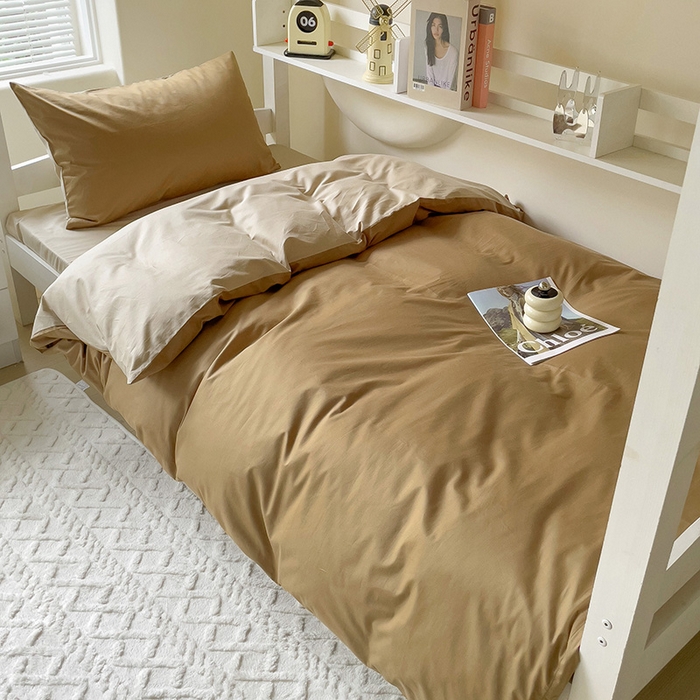 91家纺网 家纺一手货源 找家纺 泽西家纺+V17798841158发大图 2025新款A类全棉简约风大学生宿舍双拼纯色纯棉三件套 焦糖+卡其