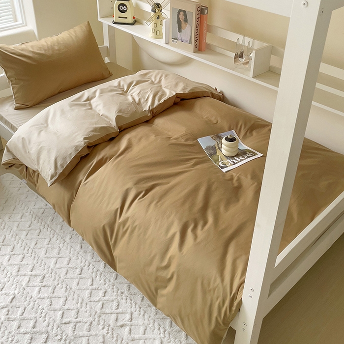 91家纺网 家纺一手货源 找家纺 泽西家纺+V17798841158发大图 2025新款A类全棉简约风大学生宿舍双拼纯色纯棉三件套 焦糖+卡其