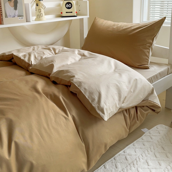 91家纺网 家纺一手货源 找家纺 泽西家纺+V17798841158发大图 2025新款A类全棉简约风大学生宿舍双拼纯色纯棉三件套 焦糖+卡其