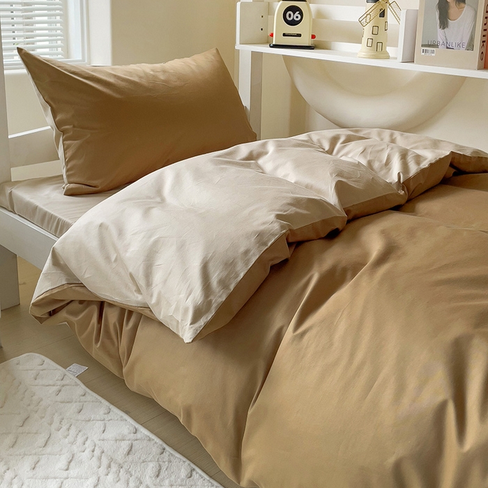 91家纺网 家纺一手货源 找家纺 泽西家纺+V17798841158发大图 2025新款A类全棉简约风大学生宿舍双拼纯色纯棉三件套 焦糖+卡其