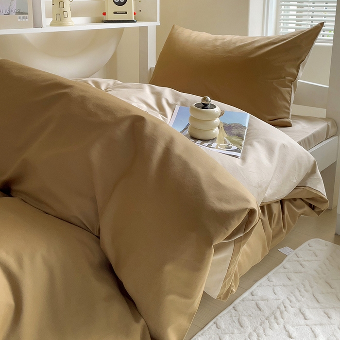 91家纺网 家纺一手货源 找家纺 泽西家纺+V17798841158发大图 2025新款A类全棉简约风大学生宿舍双拼纯色纯棉三件套 焦糖+卡其