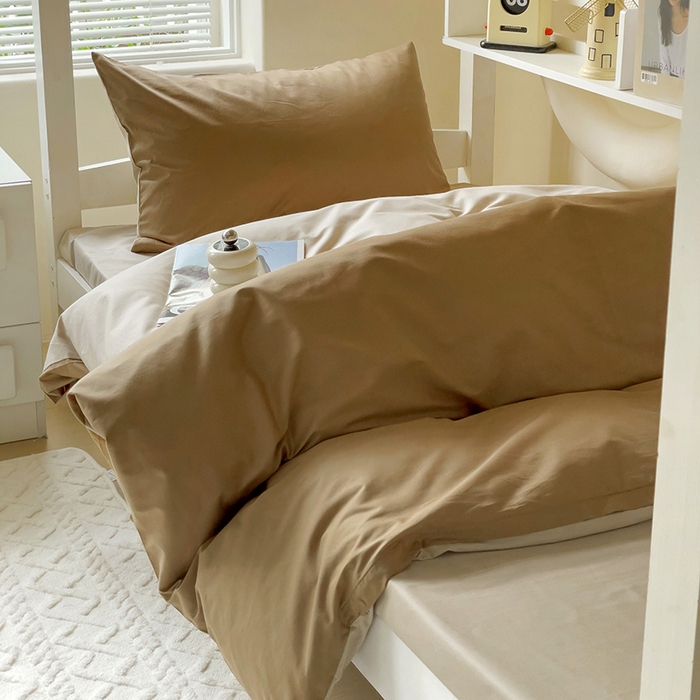 91家纺网 家纺一手货源 找家纺 泽西家纺+V17798841158发大图 2025新款A类全棉简约风大学生宿舍双拼纯色纯棉三件套 焦糖+卡其