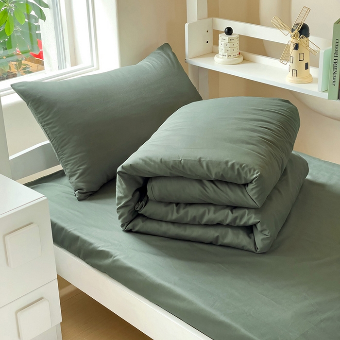 91家纺网 家纺一手货源 找家纺 泽西家纺+V17798841158发大图 2025新款A类全棉简约风大学生宿舍双拼纯色纯棉三件套 军绿