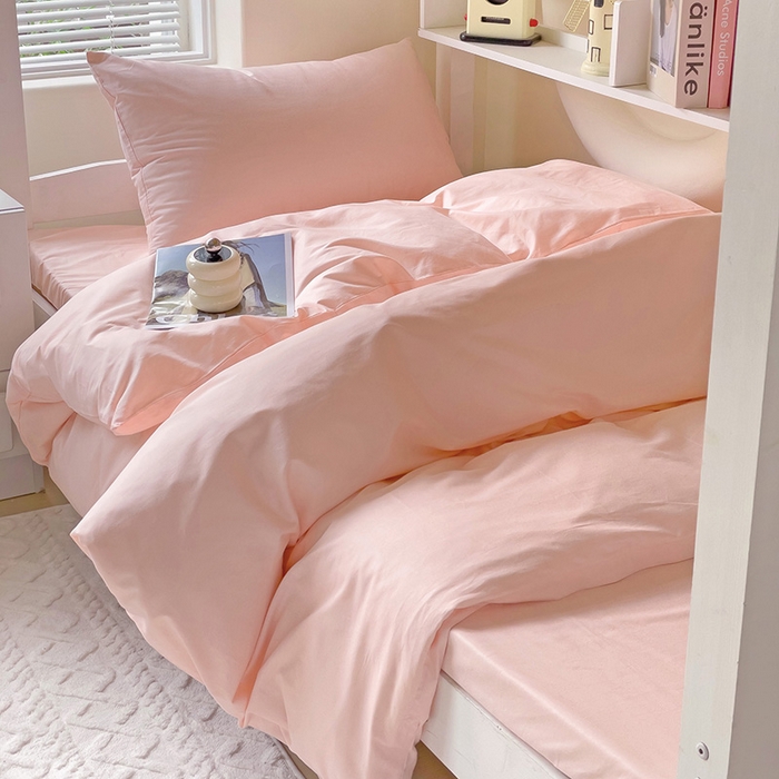 91家纺网 家纺一手货源 找家纺 泽西家纺+V17798841158发大图 2025新款A类全棉简约风大学生宿舍双拼纯色纯棉三件套 奶油粉