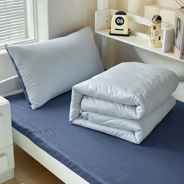 91家纺网 家纺一手货源 找家纺 泽西家纺+V17798841158发大图 2025新款A类全棉简约风大学生宿舍双拼纯色纯棉三件套 浅蓝+深蓝