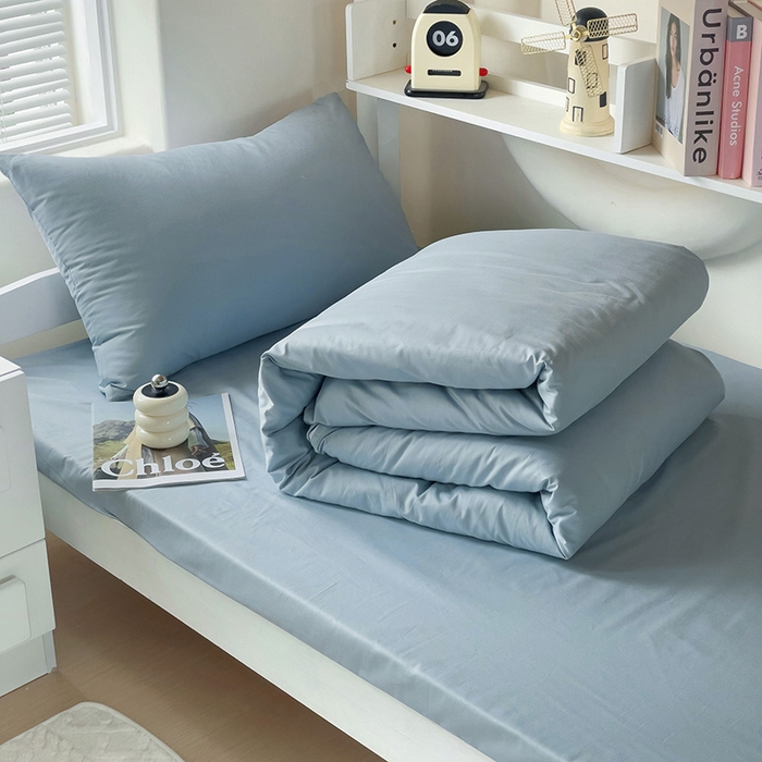 91家纺网 家纺一手货源 找家纺 泽西家纺+V17798841158发大图 2025新款A类全棉简约风大学生宿舍双拼纯色纯棉三件套 雾蓝