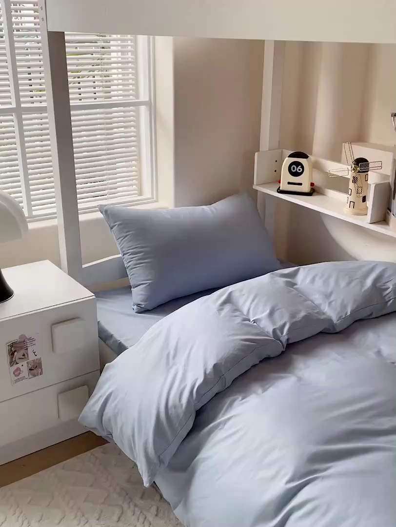 91家纺网 家纺一手货源 找家纺 泽西家纺+V17798841158发大图 2025新款A类全棉简约风大学生宿舍双拼纯色纯棉三件套 雾蓝