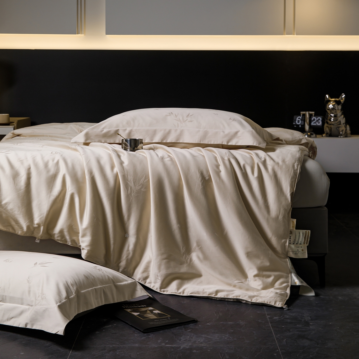 91家纺网 家纺一手货源 找家纺 俏企鹅羽绒精品馆 2025新款80S大提花熊猫抱竹被子被芯 茶金色