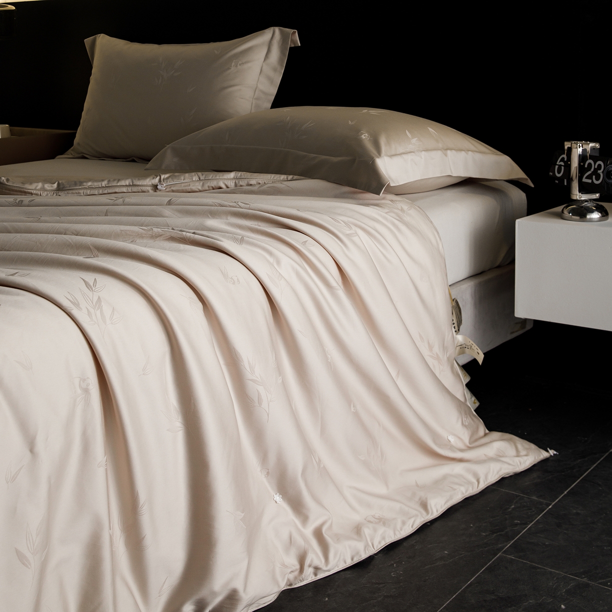 91家纺网 家纺一手货源 找家纺 俏企鹅羽绒精品馆 2025新款80S大提花熊猫抱竹被子被芯 茶金色