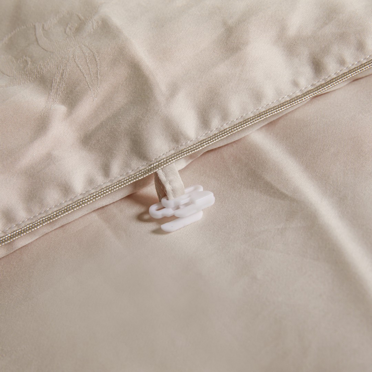 91家纺网 家纺一手货源 找家纺 俏企鹅羽绒精品馆 2025新款80S大提花熊猫抱竹被子被芯 茶金色